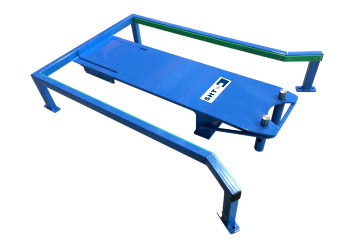 Trolley guided into a docking station and locked automatically