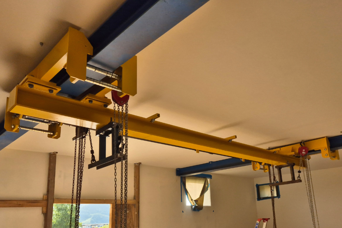 Bridge crane for industrial use