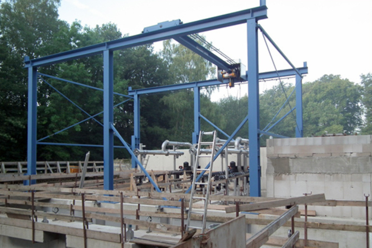 Bridge crane on portal frame