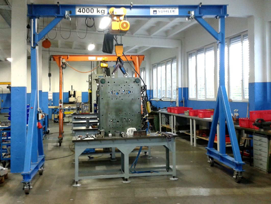 Mobile small gantry crane for 4t load