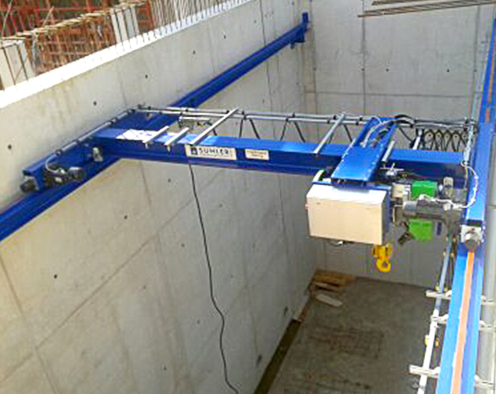 Bridge crane with high lifting height for workshops