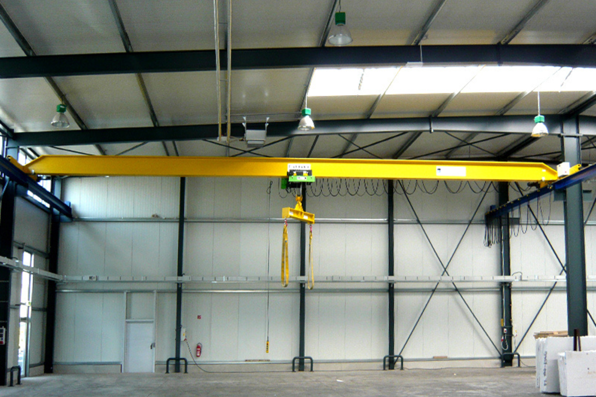 Bridge crane with special spreader beam for load handling