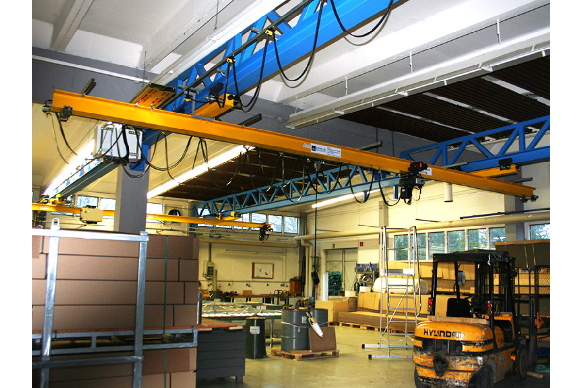 Single-girder suspension crane for halls with low headroom