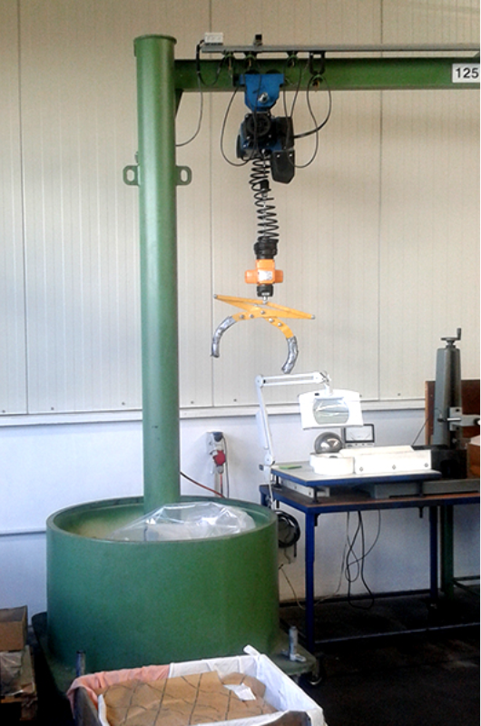 Mobile slewing crane with special gripper