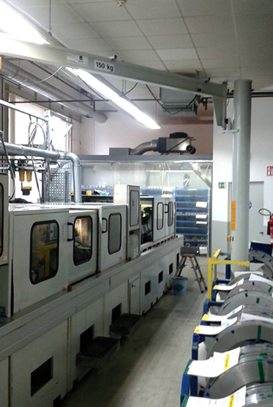 Column-mounted slewing crane with 150 kg load capacity