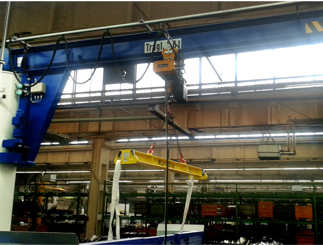 Column-mounted slewing crane with spreader beam