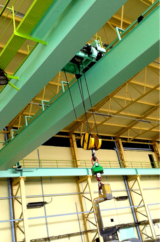 Double-girder bridge crane for industrial halls
