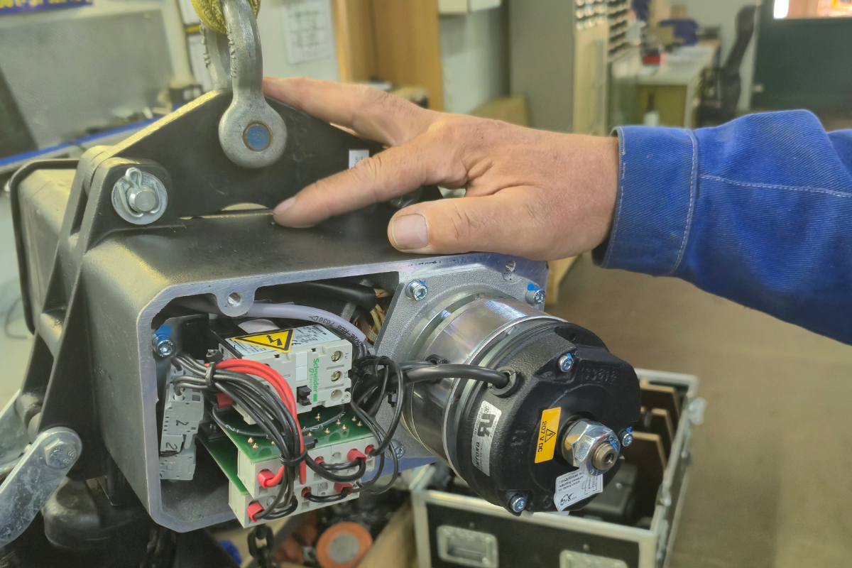 Repair service for hoists